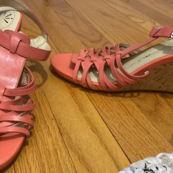 Like new! Isaac Mizrahi sz 10 leather sandals - Picture 3 of 3